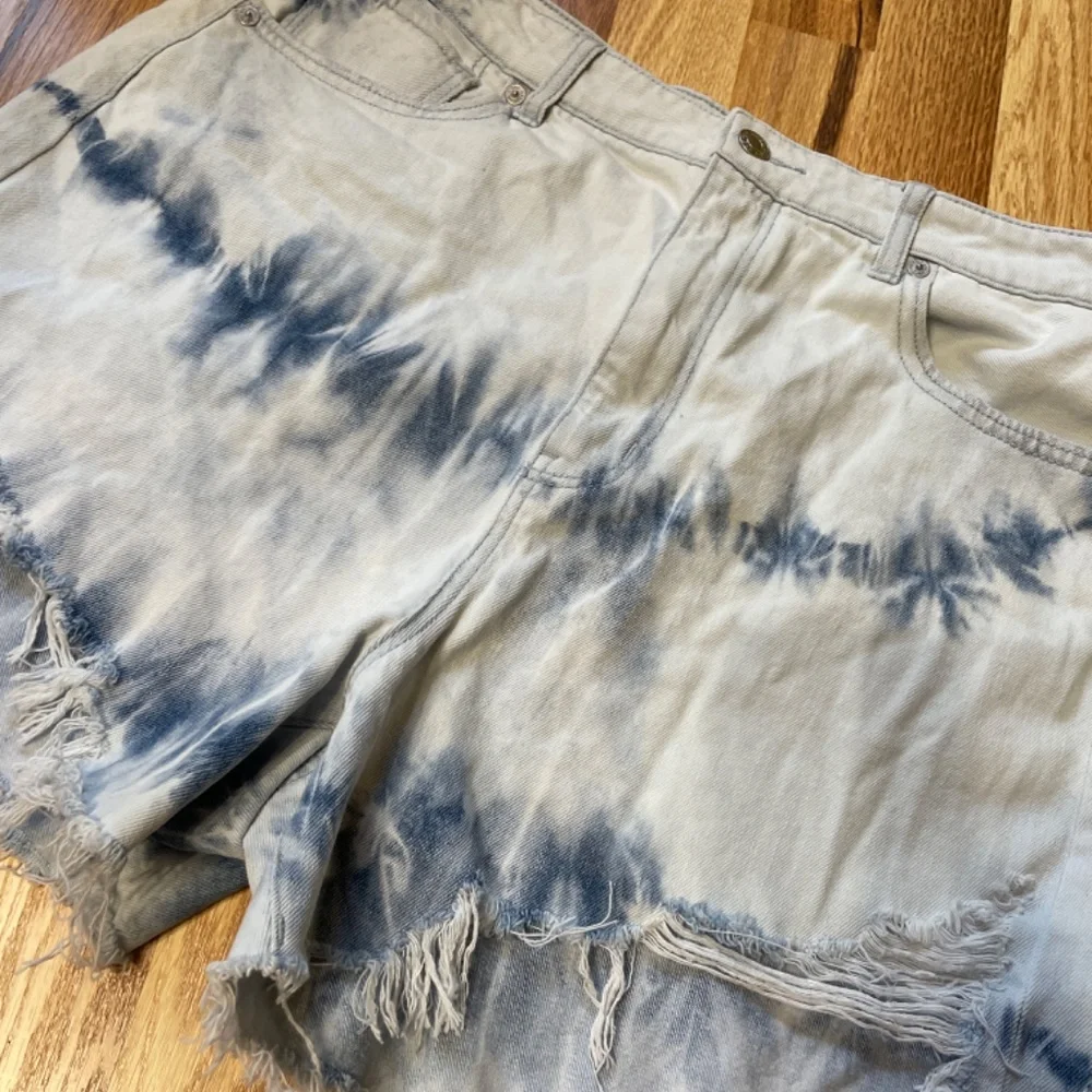 Women 14 American Eagle Distressed Tie Dye Jean Shorts Cut off Comfort Stretch W - Picture 3 of 5
